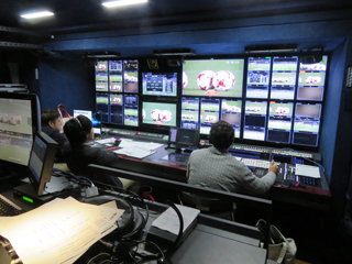 (写真:前方にスイッチャー、ディレクター、CG担当が座り、中継をコントロールする)