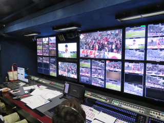 (写真:中継車内の様子。モニターウォールは自由にレイアウトが可能)