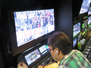 (写真:サイマル制作のために信号を監視するQC卓があるのが特徴だ)