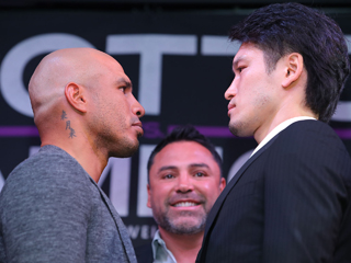 (写真:サイズでは亀海が一回り大きい Photo By Tom Hogan Photos/Golden Boy Promotions)