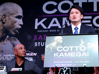 (写真:会見では亀海も堂々と抱負を語った Photo By Tom Hogan Photos/Golden Boy Promotions)