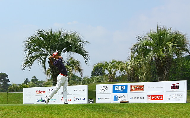 (写真:ローアマチュアに輝いた杉原。ドライバーショットは同組のプロをしのぐ飛距離を見せた)