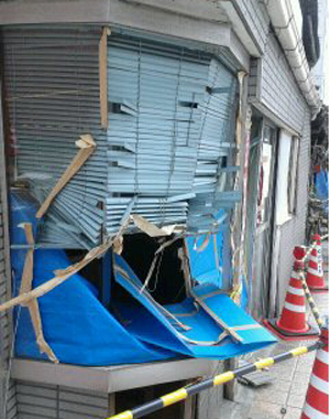 (写真:危険と認定された立ち入り禁止の建物)