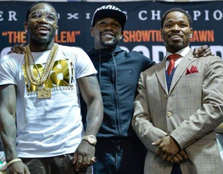 (写真:メイウェザーの行くところは依然として大騒ぎになる<左はブローナー、右はポーター>Photo By Idris Erba/Mayweather) Promotions