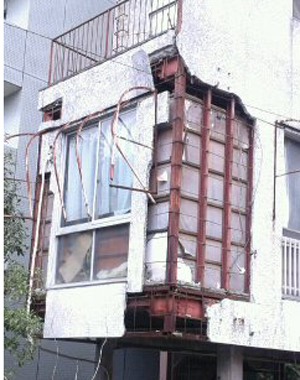 (写真:熊本市中心街にある傷ついたビル)