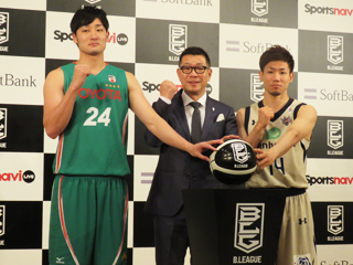 （写真：開幕戦でぶつかるＡ東京の田中＜左＞と琉球の岸本＜右＞と一緒にポーズをとる大河チェアマン）