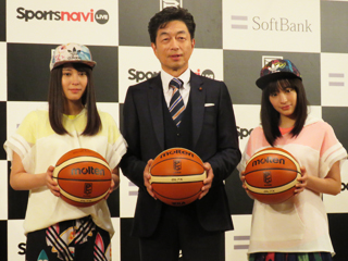 （写真：開幕戦のスペシャルブースターを務めるバスケ経験者の広瀬アリス、中村雅俊、広瀬すず）