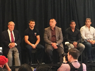 （写真：ボブ・アラム＜左端＞の大きな期待を浴びるロマチェンコ＜左から２番目＞。プロの水に慣れ、快進撃はしばらく続きそう）