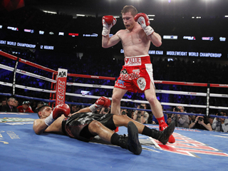 （写真：Ｔ‐モバイルアリーナでの記念すべき初ボクシング興行で、カネロのハードパンチはファンを驚嘆させた　Hogan Photos/Golden Boy Promotions）