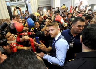 （写真：人気ボクサー同士の対決だけに、会場のTモバイルアリーナは２万人近いファンで膨れ上がることが確実　Photo By Rich /Golden Boy Promotions）