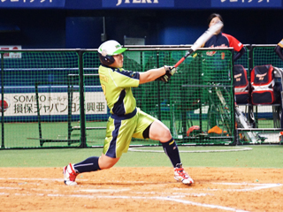 （写真：２年目の樋口は持ち前のバッティングで勝利に貢献）