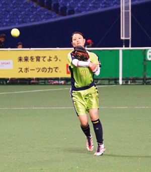 （写真：今季からキャプテンを務める對馬。安定した守備で庄司の好投につなげた）