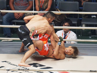 （写真：堀口のパウンドを浴びる所。「圧倒的にやられてしまった」とコメント）