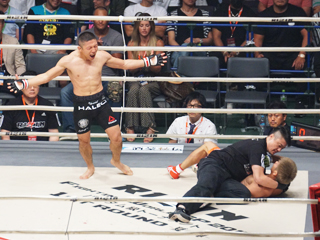 （写真：豪快なKO勝ちを収めた堀口。リング上でも優勝宣言が飛び出した）