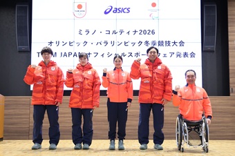 ミラノ・コルティナ五輪パラ公式ウェア、熱狂繋ぐサンライズレッドを継承