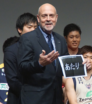 （写真：B.BLACKのウィスマンHC。抽選の当たりくじを引き笑みを浮かべる）