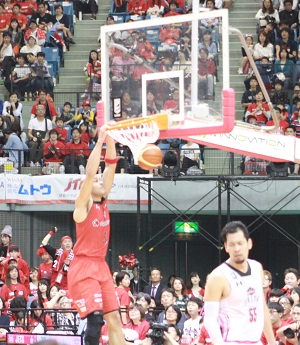 （写真：この日も多くのダンクで観客を沸かせた）