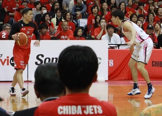 （写真：富樫＜左＞は26得点の活躍でチームを牽引）