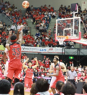 （写真：２本のダンクをリングに叩き込んだストーン＜33＞。シュートエリアは広い）