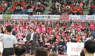 （写真：敵地へと詰め掛けた秋田ブースター。チームを後押しした）