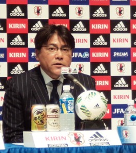 （写真：「今回のメンバーに選ばれていない選手にも可能性がある」と話す手倉森監督）