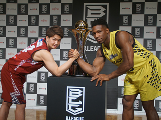 （写真：渋谷のブラウン＜右＞は「下克上できる準備はできている」と息巻く）