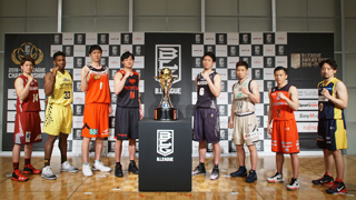 （写真：８クラブの代表者がそれぞれ抱負を語った）