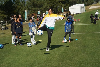 第14回「ガンバ＆セレッソOB・加地亮のトークに沸いたスナッグゴルフ／サッカー教室」