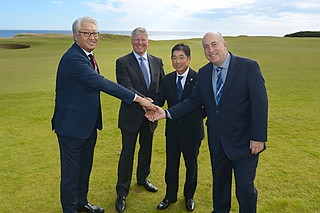 （写真：。左からAPGC理事のK.J.リー、R&AチーフエグゼクティブのM.スランバー、日本カバヤ・オハヨーホールディングス顧問ゴルファー・小田教久、R&AアジアパシフィックディレクターのD.ウォール）