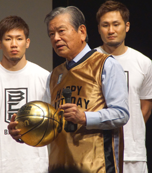 （写真：サプライズで80歳の誕生日を祝われた川淵氏。ゴールドのユニホームとボールをプレゼントされた）